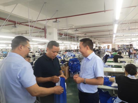 四川廣安區委常委蘭新明 一行前往重慶法詩頓服飾集團重慶生產工廠考察